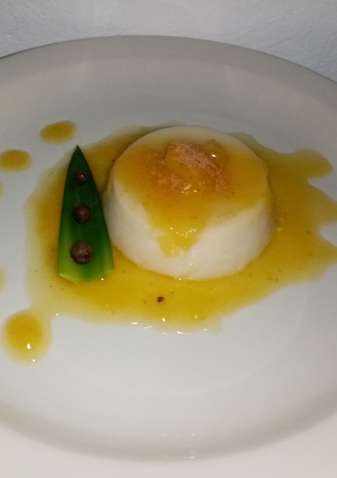 Una foto de Panna cotta de coco con cullis de piña 🍍