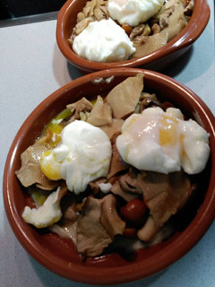 Una foto de Huevos poche con setas variadas