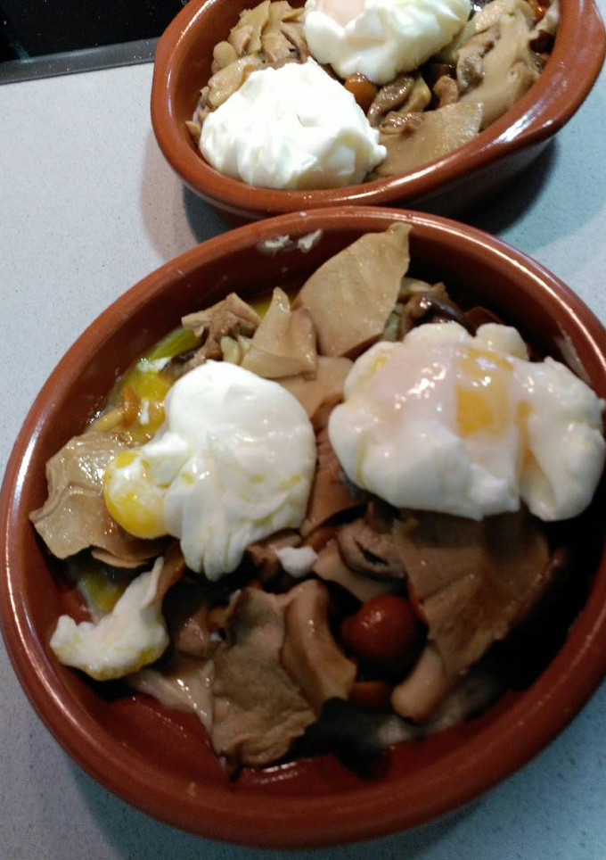 Una foto de Huevos poche con setas variadas