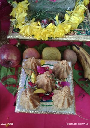 ચૂરમા મોદક (Churma Modak Recipe In Gujarati) રેસીપી મુખ્ય ફોટો