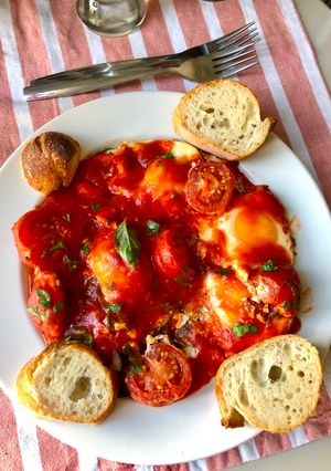 Une photo de Oeuf frit au basilic et sauce tomates