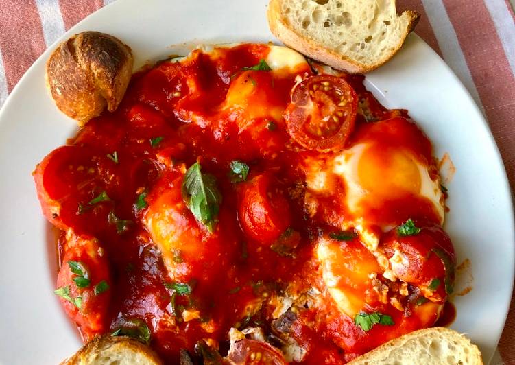 Comment Préparer Des Oeuf frit au basilic et sauce tomates