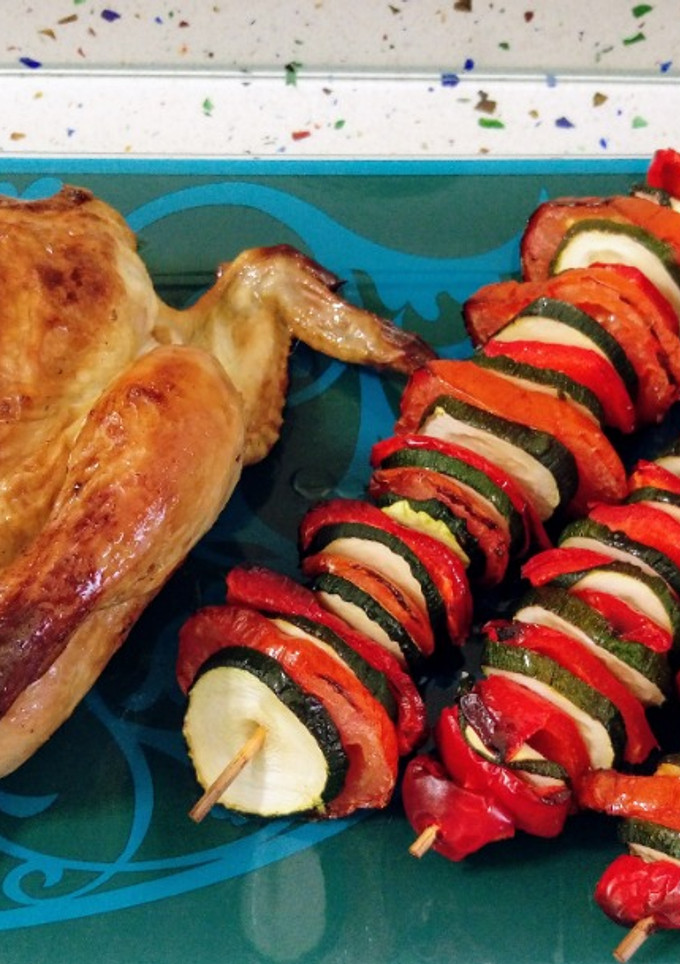 Una foto de Picantón asado y brochetas de verduras