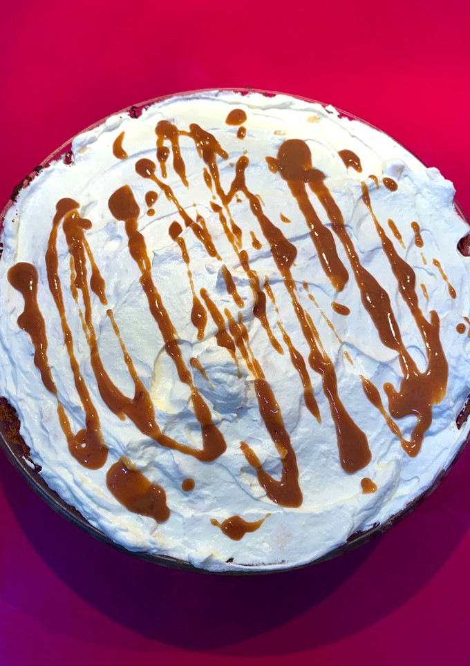 Una foto de Tarta fría de plátano, caramelo y cacao