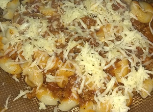 Una foto de Fideos con salsa de carne picada (bolognesa) 🍝