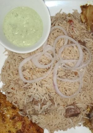 A picture of مٹن پلاؤ اور سپائسی مچھلی.