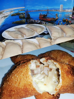 Una foto de Empanadas fritas de queso, machas, ostiones, camarones