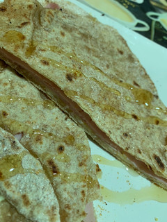 Una foto de Sincronizada de York y queso al toque de miel 🌮🍯🍯