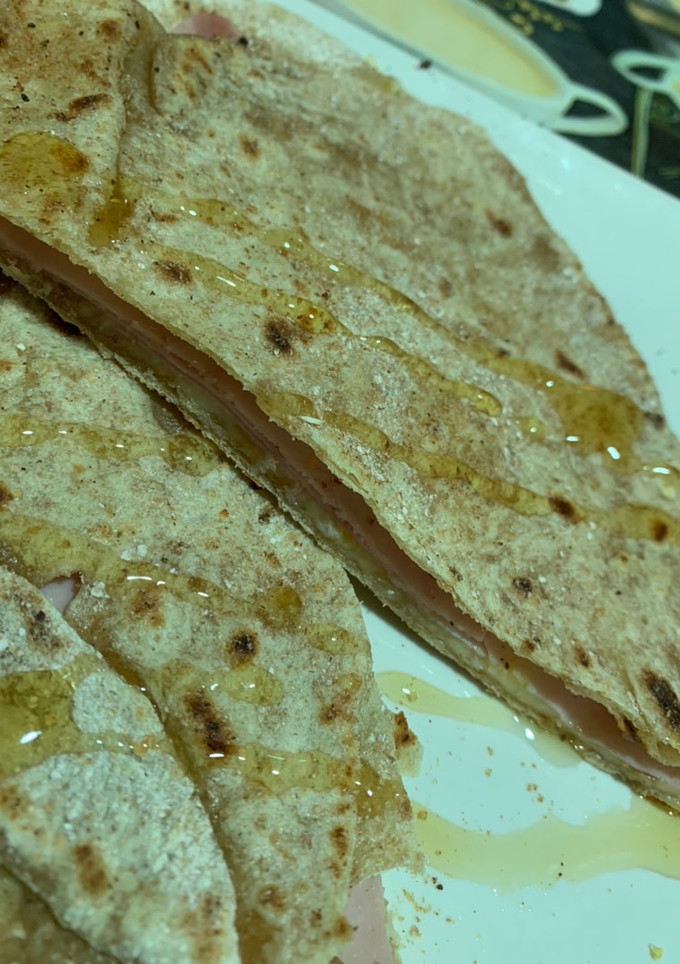 Una foto de Sincronizada de York y queso al toque de miel 🌮🍯🍯
