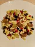 Käse-Salat mit Trauben, Oliven, Granatapfelkernen und Walnüssen