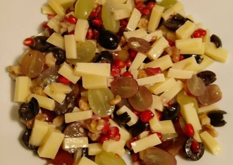 Käse-Salat mit Trauben, Oliven, Granatapfelkernen und Walnüssen