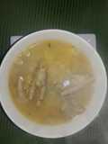Caldo de paticas de pollo