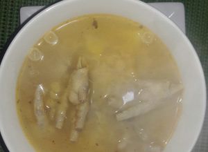 Una foto de Caldo de paticas de pollo