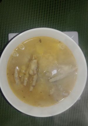 Una foto de Caldo de paticas de pollo