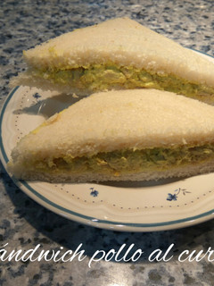 Una foto de Sándwich de pollo al curry, rodilla