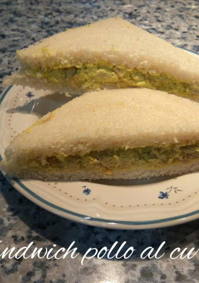 Una foto de Sándwich de pollo al curry, rodilla