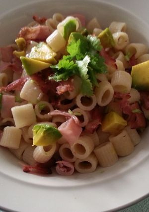 Una foto de Dedales con tocineta y aguacate