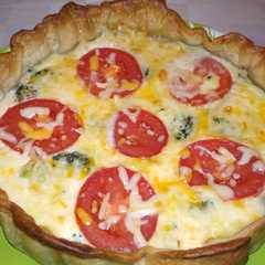 Una foto de Flor de quiche con brócoli, tomate y queso de cabra