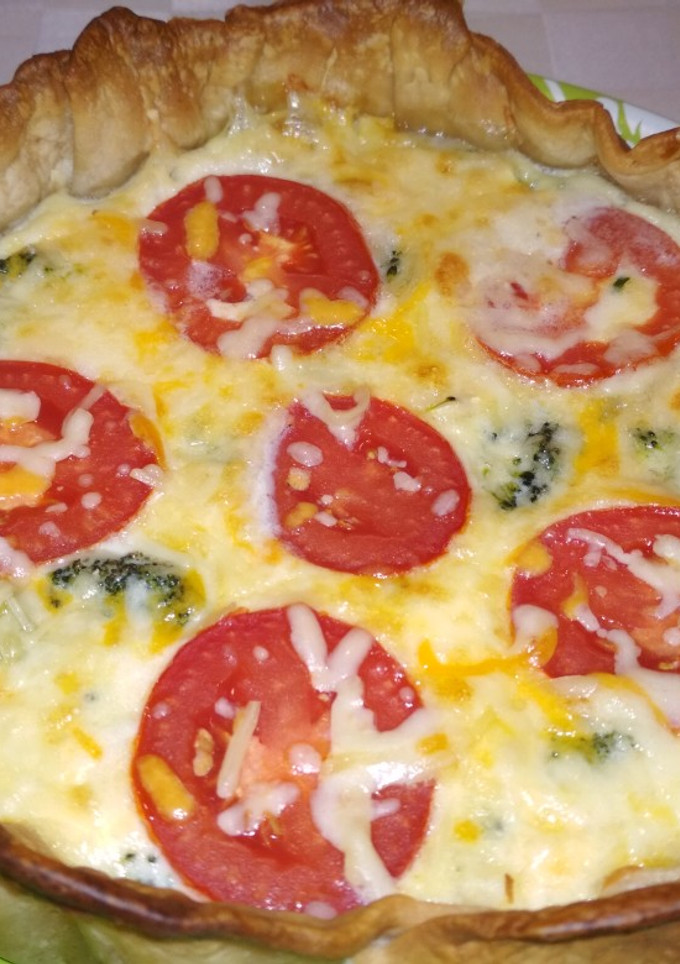 Una foto de Flor de quiche con brócoli, tomate y queso de cabra