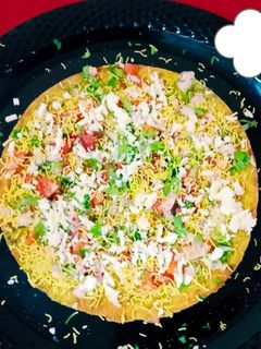 चिजी मसाला खाकरा चाट (Cheese masala khakhra chat recipe in marathi) रेसिपी चे मुख्य फोटो 