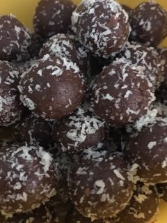 ચોકો બોલ્સ(choco balls recipe in Gujarati) રેસીપી મુખ્ય ફોટો