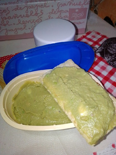 Una foto de Paté de aguacate y atún
