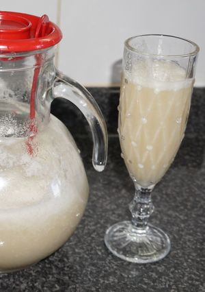 Una foto de Chirimoya con vino blanco