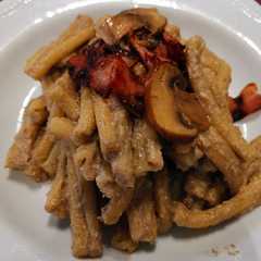 Pasta con crema di funghi champignon scuri e bacon croccante-レシピのメイン写真