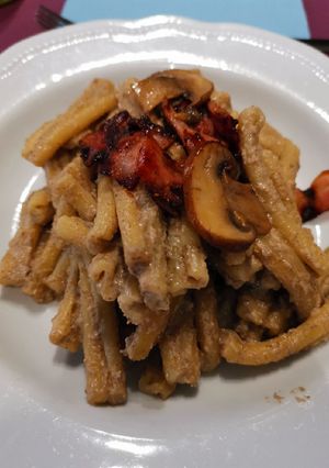 Foto di Pasta con crema di funghi champignon scuri e bacon croccante