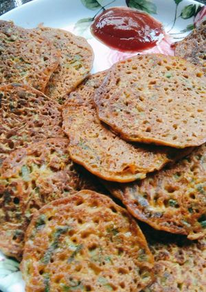 व्हेजिटेबल हेल्दी उत्तपम (vegetable uttapam recipe in marathi) रेसिपी चे मुख्य फोटो 