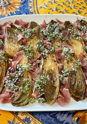 Une photo de Endives braisées au bouillon de gambas, thym frais et jambon cru