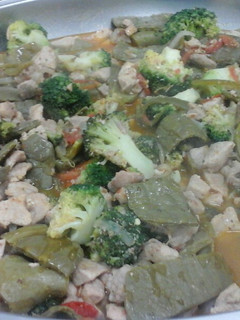 Una foto de Carne de puerco a la mexicana con nopales y brócoli