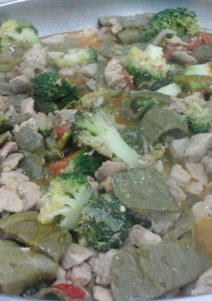 Una foto de Carne de puerco a la mexicana con nopales y brócoli
