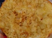 Una foto de torta de manzana maicena