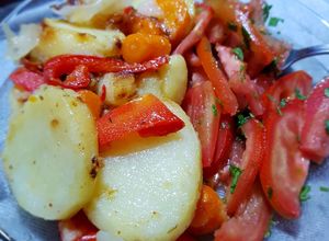 Una foto de Receta rápida para atacar el hambre papas, cebolla y morrón