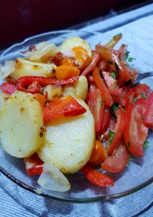 Una foto de Receta rápida para atacar el hambre papas, cebolla y morrón