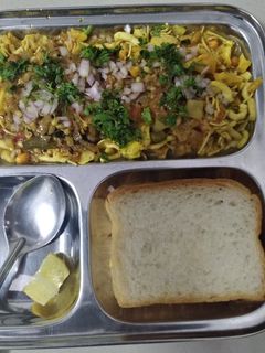 मिसळ पाव (misal pav recipe in marathi) रेसिपी चे मुख्य फोटो