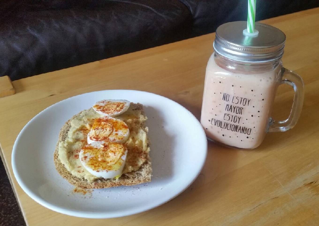 Desayuno saludable: Tostadas de hummus con batido de papaya
