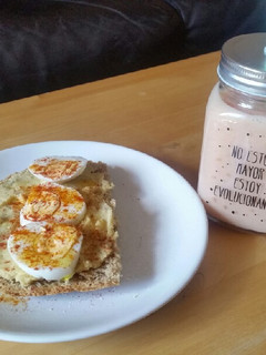 Una foto de Desayuno saludable: Tostadas de hummus con batido de papaya