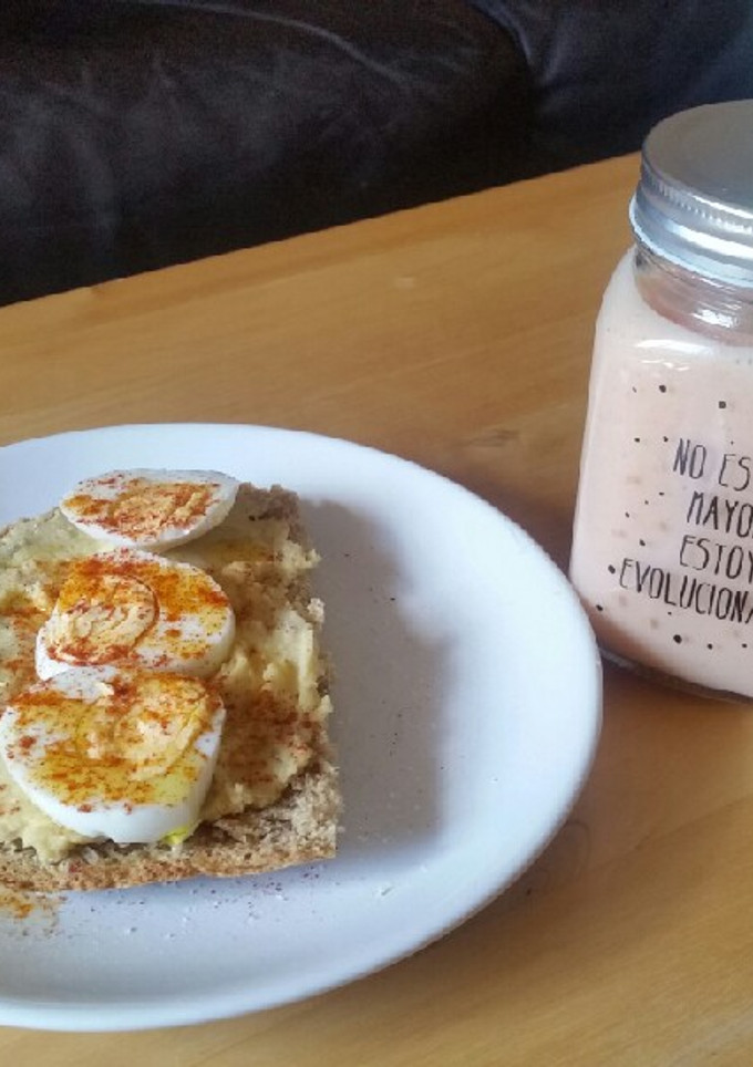 Una foto de Desayuno saludable: Tostadas de hummus con batido de papaya