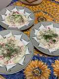 Salades de concombre à la crème, tomates, roquefort et aneth