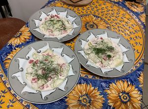 Une photo de Salades de concombre à la crème, tomates, roquefort et aneth