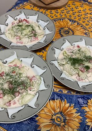 Une photo de Salades de concombre à la crème, tomates, roquefort et aneth