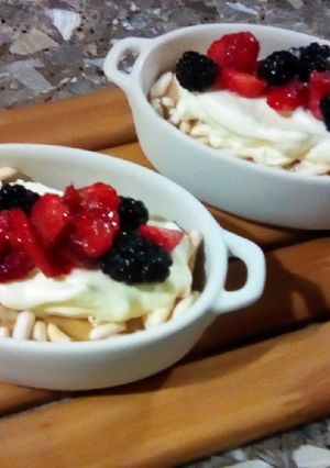 Una foto de Postre con cremas frescas y frutos rojos 🍧✧