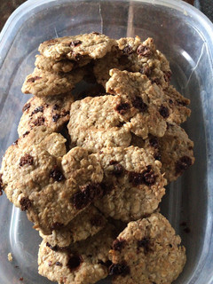 Una foto de Galletitas saludables de avena y chips (sin azúcar o manteca)