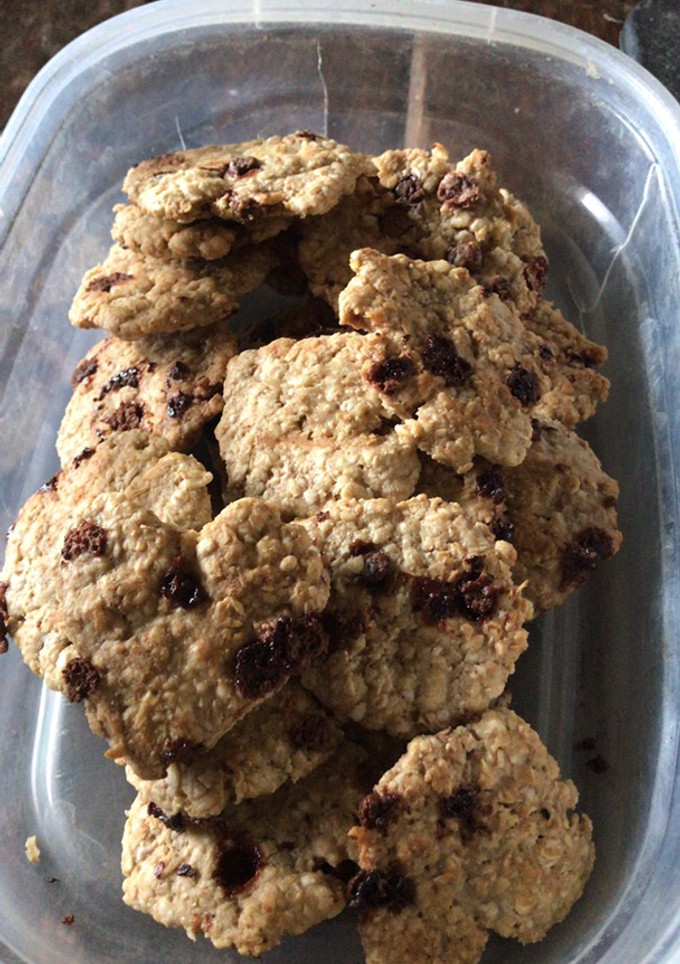 Una foto de Galletitas saludables de avena y chips (sin azúcar o manteca)