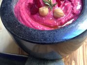 Une photo de houmous de betterave