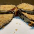 Berenjena rellena de queso y tomate