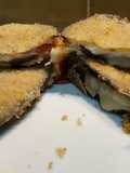 Berenjena rellena de queso y tomate