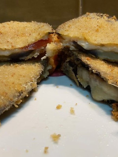 Una foto de Berenjena rellena de queso y tomate